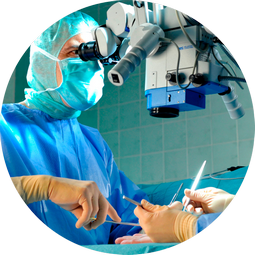 Obraz przedstawia chirurga przy stole operacyjnym