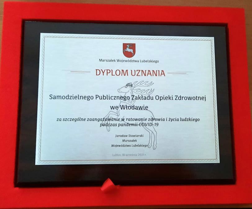 Dyplom Marszałek Województwa Lubelskiego Dyplom uznania dla Samodzielnego Publicznego Zakładu Opieki Zdrowotnej we Włodawie za szczególne zaangażowanie w ratowanie zdrowia i życia ludzkiego podczas pandemii covid-19. Jarosław Stawiarski - Marszałek Województwa Lubelskiego Lublin, 18 września 2021 r.